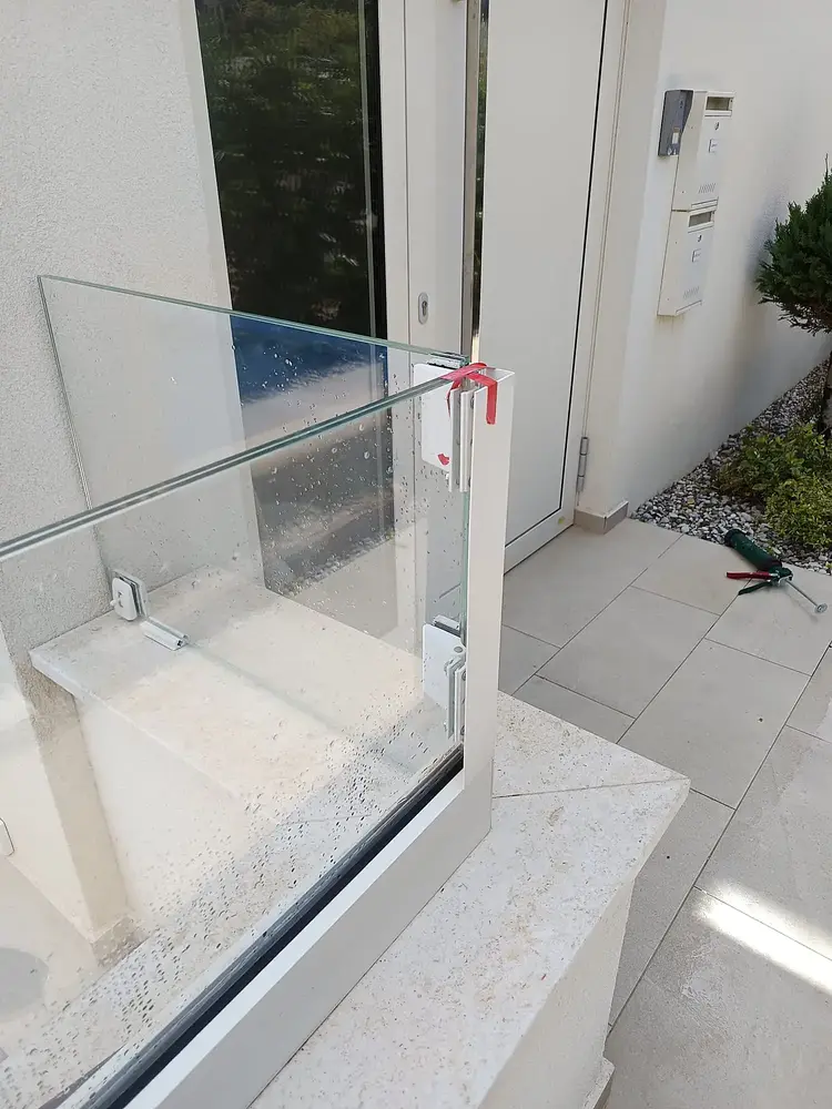 Staklena ograda ulaza